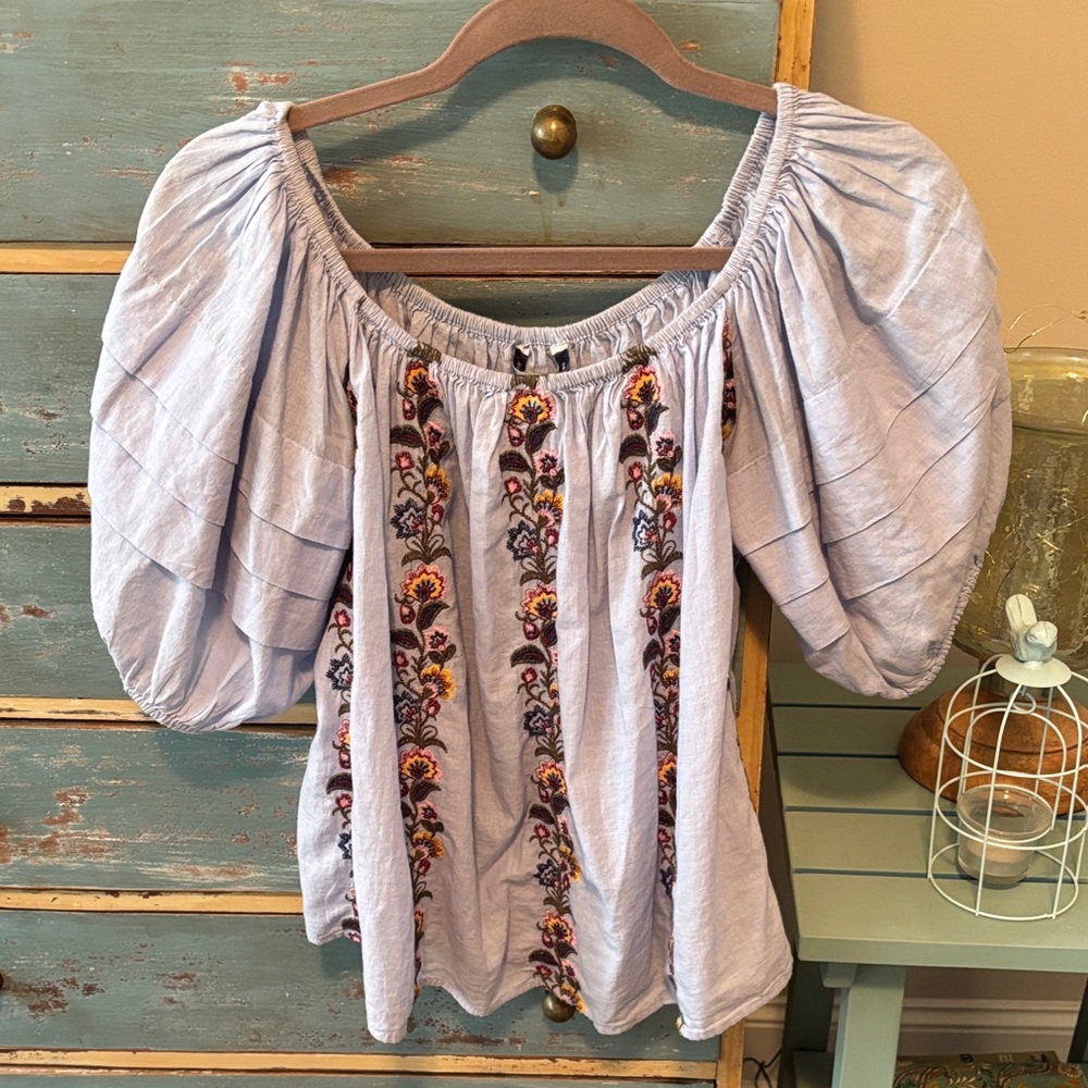 American Eagle Outfitters Light blue Embroidered Blouse sz Med
